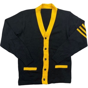 Pull de fraternité personnalisé, pull noir en tricot pour homme, bordure jaune, fermeture à boutons, cardigan Alpha, cardigan noir en tricot pour homme - Product Image 1