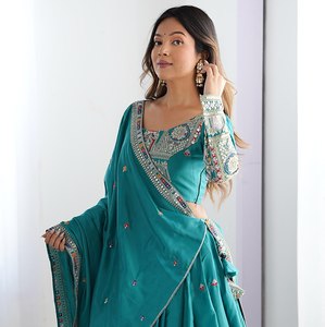 Conjunto de Lehenga Choli bordado en negro y morado de buena calidad con blusa y dupatta a juego para mujer, disponible para la venta. - Product Image 3