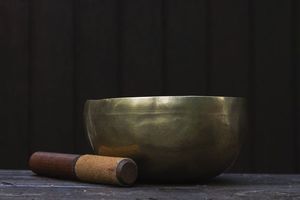 Bol chantant en laiton pour la méditation, avec un son profond et résonant, adapté à la thérapie par le yoga, au nettoyage des chakras et à la guérison spirituelle - Product Image 5