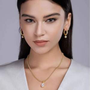 สร้อยคอจี้เพชรทรงลูกแพร์หรูหราในทองคำสีเหลือง – เครื่องประดับเพชรสำหรับเจ้าสาวและสวมใส่ทุกวันที่เหนือกาลเวลาสำหรับเธอ - Product Image 1