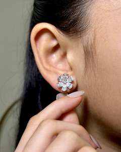 Encantadores Pendientes de Diamantes con Corte de Pera y Diseño Floral, Oro de 18K, Joyería Fina de Lujo, Proveedor Mayorista - Product Image 3