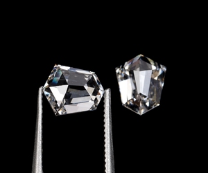Par de Diamantes Cultivados en Laboratorio con Corte Escudo de 1.29Ct, Color EF, Certificación IGI, Corte Excelente, Claridad VVS-VS, Joyería de Diamantes Hechos a Medida - Product Image 3