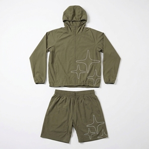 Chándal Moderno Color Verde Oliva |   Conjunto de Chaqueta Ligera con Capucha y Pantalones Cortos - Product Image 1