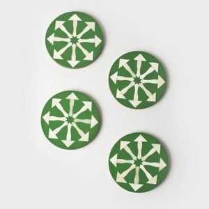 Juego de Cuatro Posavasos de Madera Tallada con Diseño Geométrico Clásico en Verde y Blanco, SAMI HANDICRAFT - Product Image 1