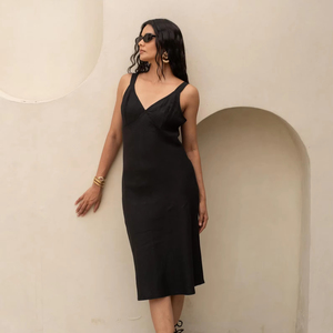 Robe midi bohème noire en coton et lin pour femme, col en V, sans manches, bretelles réglables, coupe ajustée, robe décontractée - Product Image 1