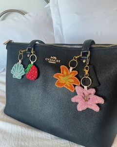 Porte-clés artisanal brodé écologique classique perlé de luxe pour femme, cadeau avec forme personnalisée - Product Image 3