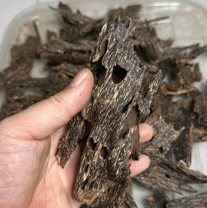 Vente en gros de copeaux d'agarwood en vrac, copeaux de bois d'oud du Vietnam, riches couches de résine, oud doux et fumé pour la fabrication de parfums - Product Image 1