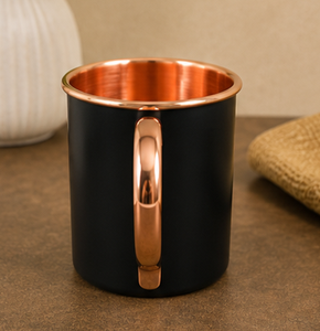 Taza de cobre azul mate de lujo con exterior azul mate premium contrastado con un interior y borde de cobre pulido, moderna. - Product Image 5