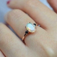 Bague en argent sterling 925 avec opale de feu éthiopienne blanche ovale de 7x5 mm, pierre de déclaration, achetez maintenant au prix d'usine chez Gemstone Jewelry