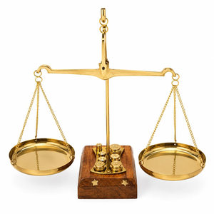 Balance de précision vintage en laiton avec poutre gravée ornée, base en bois et poids en laiton – Balance d'apothicaire antique décorative - Product Image 1