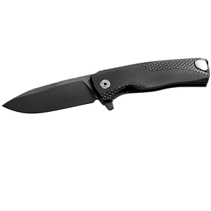 Couteaux pliants noir mat avec lame à revêtement foncé et manche texturé, design compact avec clip de poche pour la randonnée et les activités de plein air - Product Image 1