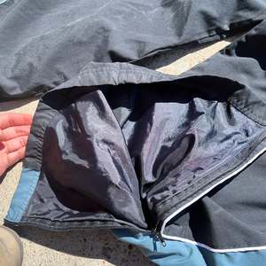 Pantalones Deportivos de Nailon Resistentes al Viento para Hombre, con Cierre en el Bajo, Cintura Elástica, Ligeros, con Paneles en Contraste, Fabricación Personalizada - Product Image 6