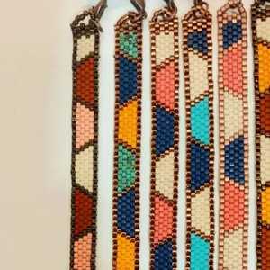 Bracelet perlé fait main avec motifs géométriques colorés pour la fabrication de bijoux - Product Image 5