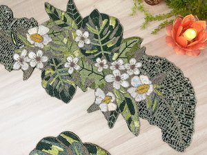 Chemin de table perlé fait main en tissu, motif floral bohème, forme irrégulière, vert et blanc, tapis décoratif - Product Image 1