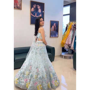 Lehenga Choli de Fiesta para Mujer de Diseñador con Elegante Bordado - Product Image 4