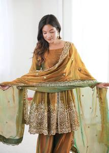 Kurti, Plazzo y Dupatta de Seda Suave Exclusivos con Trabajo Manual, Fabricante de la India a la Tarifa Más Baja - Product Image 2