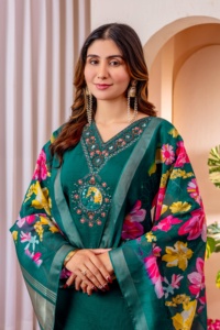 Elegante conjunto de Kurti, pantalón y dupatta de corte recto. Graciosa y moderna, eternamente clásica. - Product Image 2