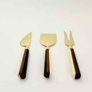 Ensemble de couteaux à fromage de luxe en acier inoxydable doré avec manche en résine au design marbré unique, outils de découpe de fromage plaqués or - Product Image 2