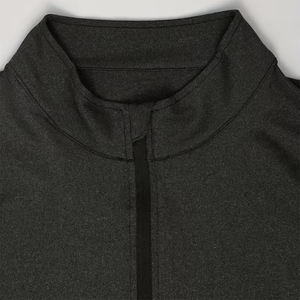 เสื้อยืดแขนยาวผู้ชายแบบซิป 3/4 สีดำ ทรงปกติ สำหรับขายส่ง แห้งเร็ว เป็นมิตรกับสิ่งแวดล้อม เหมาะสำหรับกิจกรรมกลางแจ้ง - Product Image 3