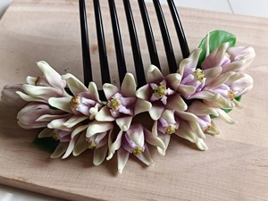 Peigne à cheveux en argile fait main avec fleurs décoratives |   Accessoire de cheveux floral artisanal thaïlandais |   Ornement de fleur en argile réaliste de 12 cm - Product Image 5