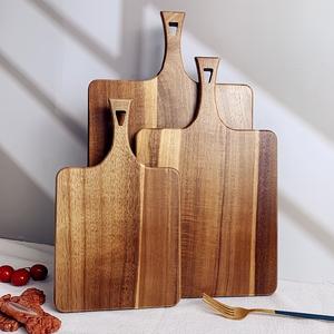 Planche à découper élégante en bois avec poignée confortable, surface lisse et polie, design compatible avec les couteaux, parfaite pour couper et servir - Product Image 2