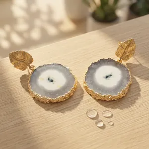 Boucles d'oreilles en quartz solaire naturel, design feuille, plaqué or, faites à la main, forme libre, bijoux minimalistes et tendance pour femme - Product Image 4