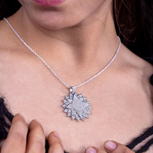 Pendentif Fleur Iced Out avec sertissage clos de diamants, Or 14K plaqué rhodium, design à pétales superposés, Bijoux Hip Hop pour Hommes et Femmes - Product Image 2