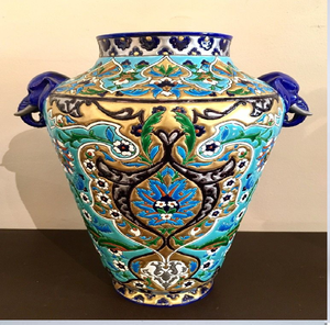 Impresionante jarrón de cerámica turquesa con asas únicas en forma de cabeza de elefante y motivos florales, disponible a precios de mayorista. - Product Image 1