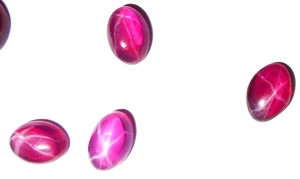 Rubis étoilé transparent ovale 5x7 mm 1 carat, cabochon poli créé en laboratoire avec effet étoile à 6 branches pour la fabrication de bijoux - Product Image 3
