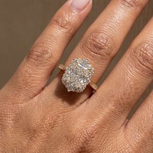 Bague pour femme LILABA ENTERPRISE en or jaune 18 carats avec diamant de laboratoire taille radiant de 2,00 carats et pierres latérales brillantes, idéale pour le quotidien - Product Image 3