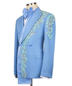 Costume de smoking bleu ciel brodé à double boutonnage pour homme – Blazer de créateur floral orné de cristaux, fait main, pour mariage, bal de promo et tenue de scène - Product Image 2