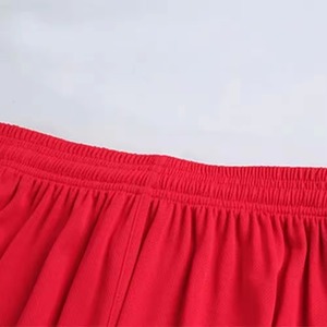 Ensemble d'uniformes de football personnalisés avec design d'équipe sur mesure, maillot et short respirants pour équipes jeunes et adultes - Product Image 4