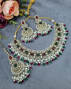ชุดสร้อยคอโชคเกอร์ Kundan คุณภาพเยี่ยมพร้อมต่างหูและ Maang Tikka หินสีชมพูชุดเครื่องประดับงานแต่งสำหรับเจ้าสาว - Product Image 1