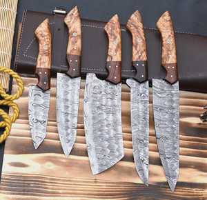 Ensemble de couteaux de chef professionnels en acier au carbone faits à la main, personnalisés, avec manche en os ambidextre, finition polie, étui en cuir pour cuisine - Product Image 1