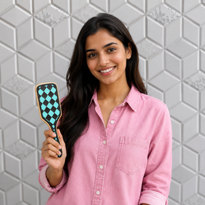 Brosse à cheveux en bois et cuir faite à la main au design unique, avec motif à carreaux noir et turquoise, design minimaliste - Product Image 3