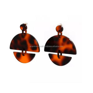 Boucles d'oreilles en résine de couleur personnalisées luxueuses fabriquées à la main pour femmes accessoires de mode hautement polis de haute qualité d'Inde - Product Image 1