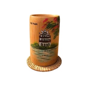 Tubo de bambú pintado de forma única que muestra una delicada ilustración de bicicleta y es un accesorio decorativo rústico para la mesa de oficina. - Product Image 4