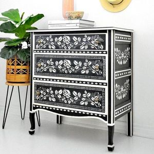 Commode élégante pour chambre à coucher avec incrustations en os, artisanat de qualité supérieure et solution de rangement décorative - Product Image 1