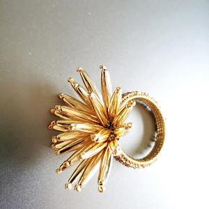 De magnifiques bagues en cristal et en métal peuvent être stylisées toute l'année, s'adaptant sans effort aux thèmes saisonniers grâce à des échanges simples de serviettes. - Product Image 3