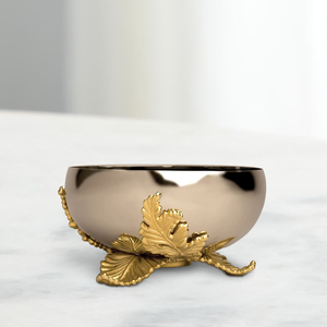 Bol de service en métal poli et élégant avec pieds décoratifs en feuille d'or. Disponible à prix de gros pour la décoration de table de luxe. - Product Image 1