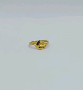 Bague minimaliste en or jaune en forme de feuille avec finitions polies et mates, bijoux raffinés inspirés de la nature pour femmes - Product Image 1