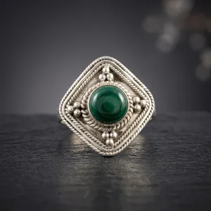 Anillo de plata de ley 925 con malaquita verde geométrica vintage, engaste en bisel, unisex, para uso diario. - Product Image 4