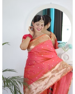 Sari Paithani de Seda Litchi Suave Color Magenta KV con Blusa Sin Coser - Product Image 2