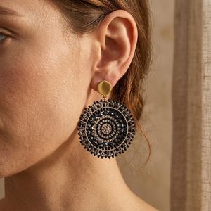 Boucles d'oreilles rondes faites à la main avec perles, bijoux statement noir et or, accessoire de mode pour femmes - Product Image 1