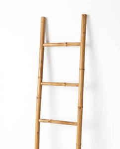Échelle en bambou durable, finition naturelle, accessoire de décoration rustique pour hôtels, complexes hôteliers et projets hôteliers - Product Image 1