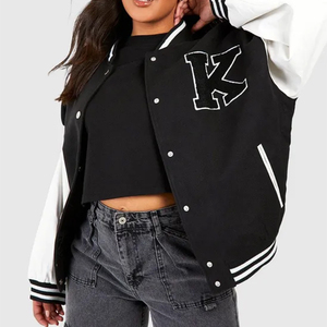 Chaqueta bomber de béisbol con mangas de PU estilo varsity, diseño personalizado, color negro, para mujer, talla grande. - Product Image 1