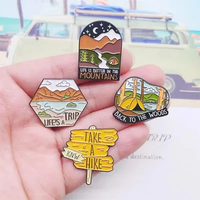 En gros, badges en alliage de zinc sur le thème de l'anime, personnalisés, en émail dur, avec paillettes, écologiques, à dos magnétique, faible MOQ