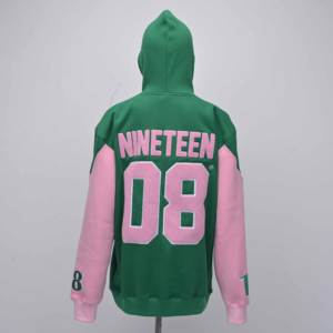 Sudaderas con capucha de manga larga para mujer, de calidad premium, con logotipo personalizado, fabricadas en negro con bordado chenille en la parte delantera y trasera. - Product Image 5