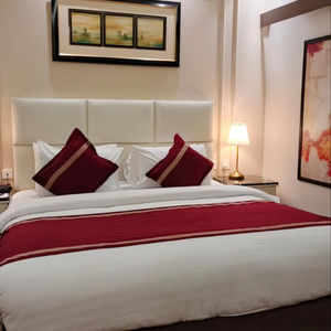 Manta Decorativa de Jacquard Marrón con Diseño Geométrico, 100% Algodón Ecológico, para Todas las Estaciones, Ideal para Hogar y Hotel - Product Image 1