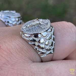 Bague audacieuse de luxe en argent sterling 925 avec diamant moissanite, face en pierre superposée et design latéral détaillé - Product Image 2